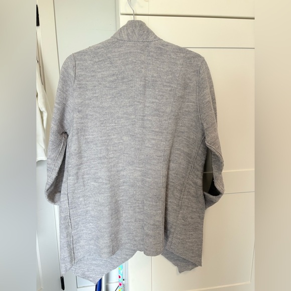 Elegant Women's Light Gray Open Cardigan - Picture 3 of 4